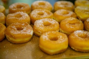 Suger Tozlu Donutlar taze pişmiş