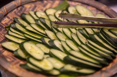 Dilimlenmiş salatalıklar sergilendi ve yakalanmaya hazır.