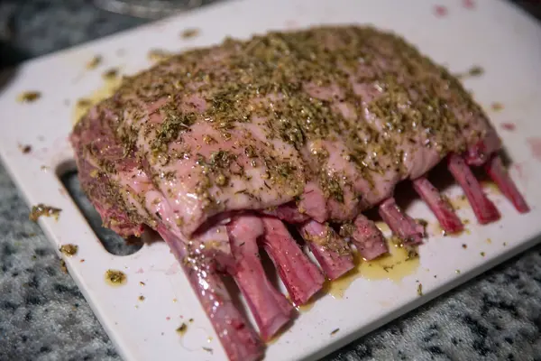 Terbiye edilmiş kuzu eti pişmek üzere.