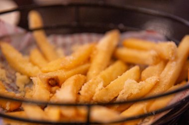 Atıştırmalık olarak bir sepet patates kızartması