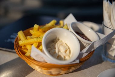 Atıştırmalık olarak bir sepet patates kızartması