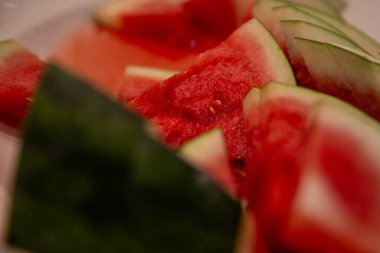 Meyve barında dilimlenmiş karpuza yaklaş.
