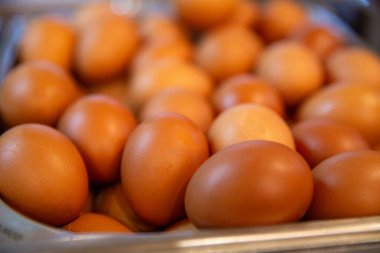 Açık büfede bir sepet haşlanmış yumurta.