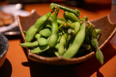 Bir Japon restoranında Edamame 'a hizmet etmek.