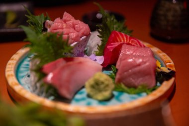 Gece geç saatte açılan suşi barında taze sashimi.