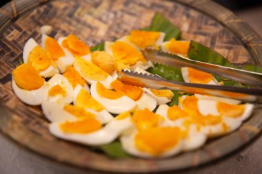 Kavramak için maşayla haşlanmış yumurta.