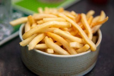 Atıştırmalık olarak bir kase taze patates.