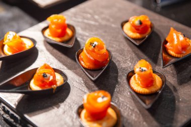 Füme somon kraker, mayonez ve havyar.