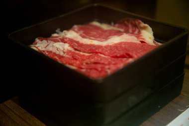 Sıcak tencere, shabu shabu veya sukiyaki için çiğ et talaşı.