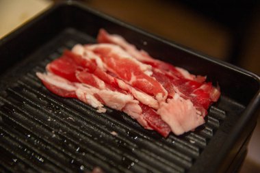 Sıcak tencere, shabu shabu veya sukiyaki için çiğ et talaşı.