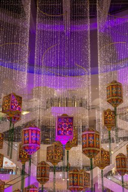 Ramazan ayı için bir alışveriş merkezinin girişinde iç dekorasyonlar