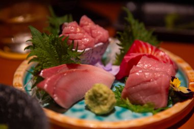 Gece geç saatte açılan suşi barında taze sashimi.