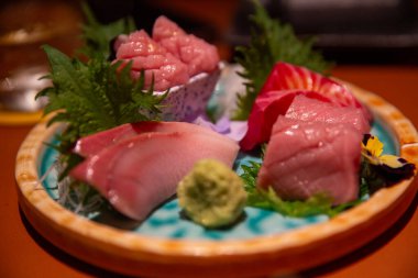 Gece geç saatte açılan suşi barında taze sashimi.