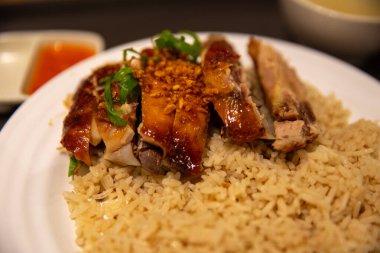 Malezya usulü Tavuk Pirinci, Malezya 'da bir gıda pazarında servis ediliyor.