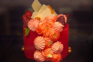 Bir pastanede satılık Çilekli Kırmızı Kadife Kek