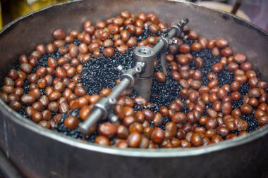 Kızarmış Kestane Kömürle çalkalanıyor