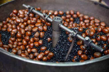 Kızarmış Kestane Kömürle çalkalanıyor