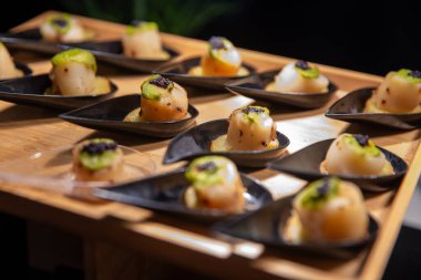 Açık büfede havyarlı küçük neşterler.