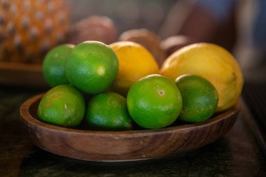 Bir kase Citrus Fruits - limon ve limon