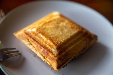 Avokado, toto ve peynirle doldurulmuş Balili Jaffle kahvaltısı.