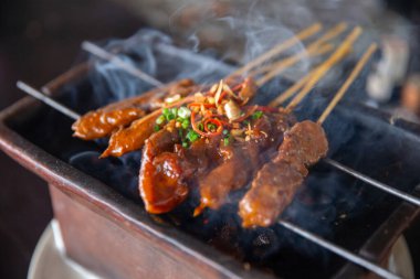 Endonezya Satay 'ı küçük bir ızgarada servis ediliyor.
