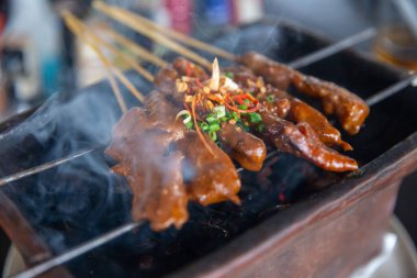 Endonezya Satay 'ı küçük bir ızgarada servis ediliyor.