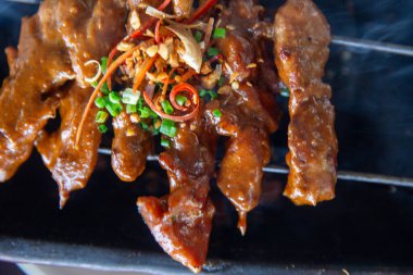 Endonezya Satay 'ı küçük bir ızgarada servis ediliyor.