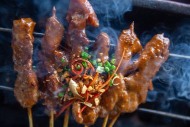 Endonezya Satay 'ı küçük bir ızgarada servis ediliyor.