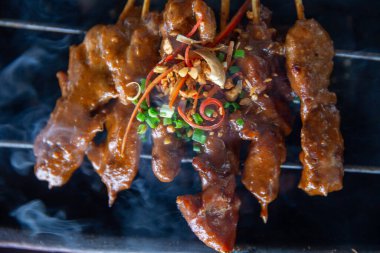 Endonezya Satay 'ı küçük bir ızgarada servis ediliyor.
