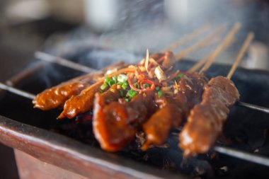 Endonezya Satay 'ı küçük bir ızgarada servis ediliyor.