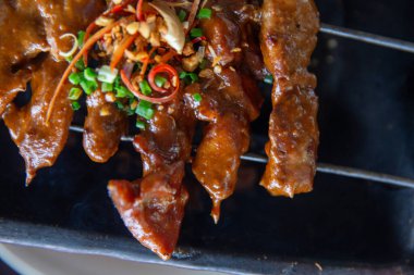 Endonezya Satay 'ı küçük bir ızgarada servis ediliyor.