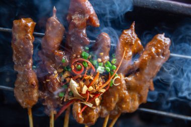 Endonezya Satay 'ı küçük bir ızgarada servis ediliyor.