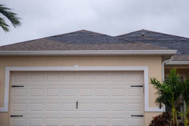 Şiddetli bir fırtınadan sonra kiremitler çatıdan söküldü.