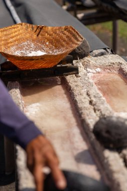 Kuşamba Köyü 'nde Siyah Volkan Tuzu Yapımı