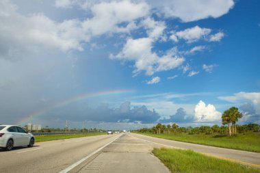Everglades 'in üzerinde yarı gökkuşağı Timsah Sokağı
