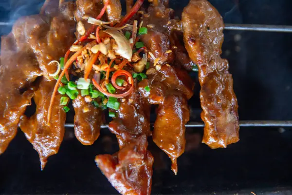 Endonezya Satay 'ı küçük bir ızgarada servis ediliyor.