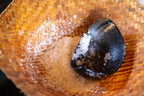 Kuşamba Köyü 'nde Siyah Volkan Tuzu Yapımı