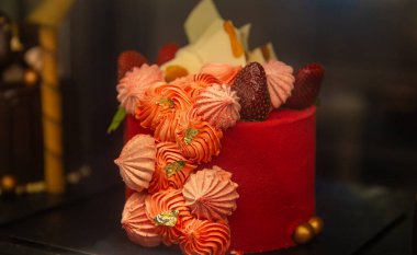 Sevgililer Günü için küçük çilekli pasta.