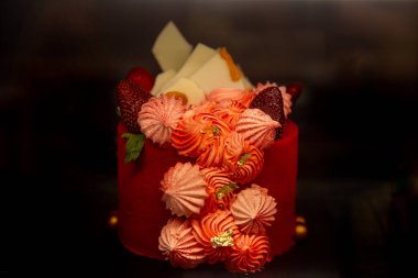 Sevgililer Günü için küçük çilekli pasta.