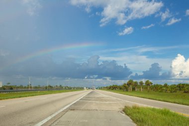 Everglades 'in üzerinde yarı gökkuşağı Timsah Sokağı