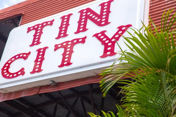 Napoli girişindeki Tin City tabelası, FL