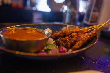 Turistik bir restoranda Malezya stili Satay