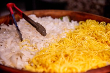 Asya büfesinde iki farklı erişte.