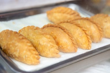 Karipap olarak da bilinen farklı şeylerin Malezya körili pufları