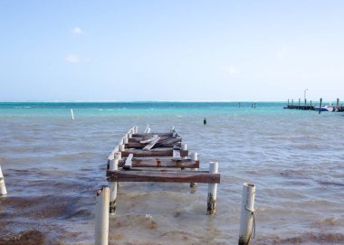 Fırtınadan sonra San Pedro Belize 'de bir iskelenin tahrip edilmesi