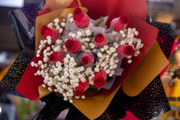 Çiçekçiden bir buket tomurcuk açan kırmızı güller