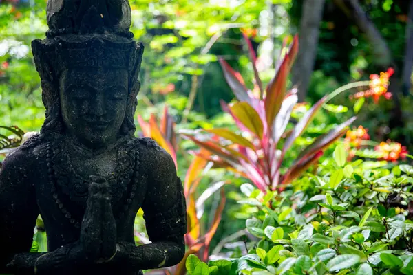Hindu heykeli botanik bahçesinde Namaste diyor.