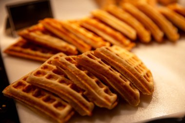 Isıtıcı lambanın altındaki açık büfede waffle.