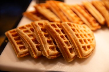 Isıtıcı lambanın altındaki açık büfede waffle.