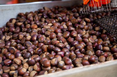 Taze kavrulmuş kestane sokak atıştırmalığı gibi